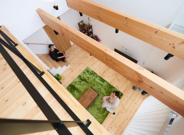 個性的なインテリアが魅力的な開放感あふれる吹き抜けリビングのある家